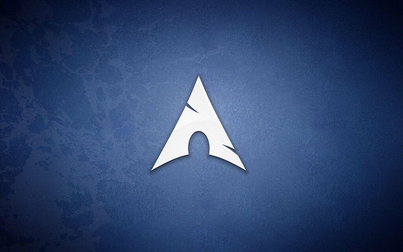 Fond d&rsquo;écran pour ArchLinux avec un bleu caractéristique de la distribution et le logo en forme d&rsquo;arche en plein milieu