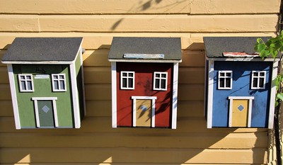 Trois boîtes aux lettres en forme de maison